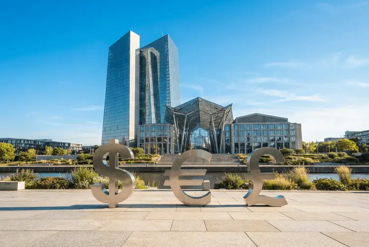 Pfund rutscht leicht ab, Euro fällt auf Fünf-Wochen-Tief