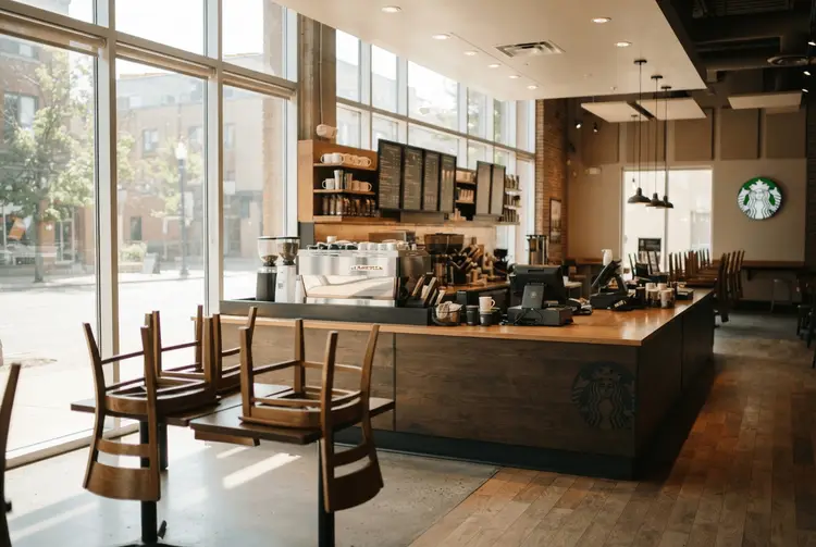 Starbucks schließt rund 250 Cafés und senkt Eröffnungsziel