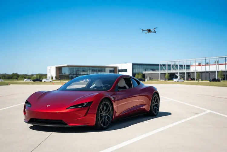 Tesla zeigt neuen Roadster in Texas mit Flugvorführung