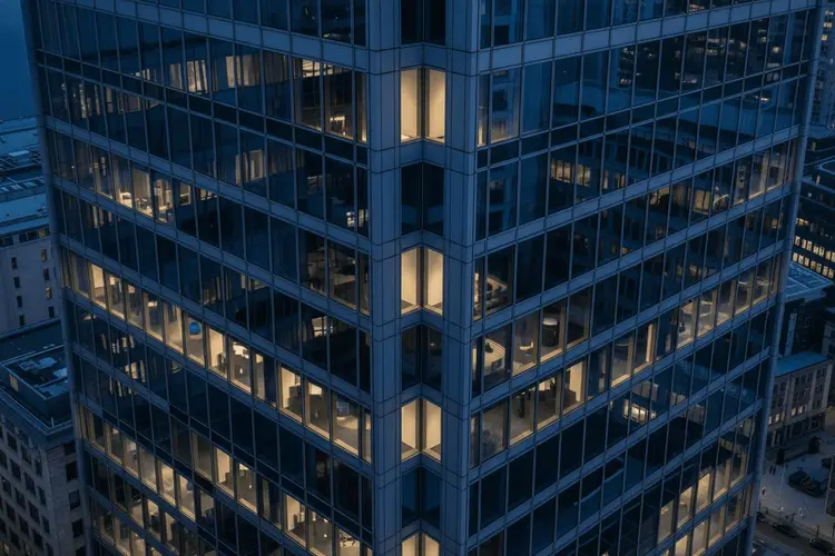 Standard Chartered baut 7.800 Stellen wegen KI-Einsatz ab