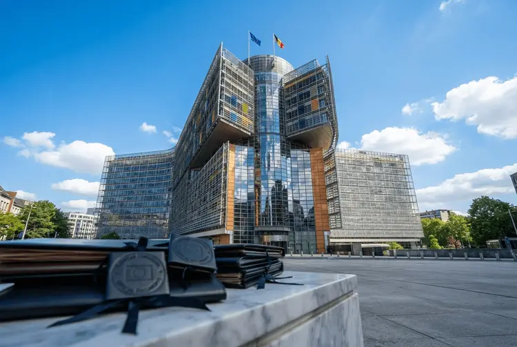 EU-Kommission vertieft Kartellprüfung der XXXLutz-Übernahme des Möbelriesen Porta