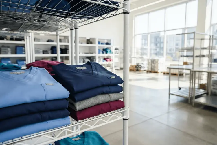 Figs-Aktie: Small-Cap-Hersteller wird Nummer eins unter Bekleidungsaktien