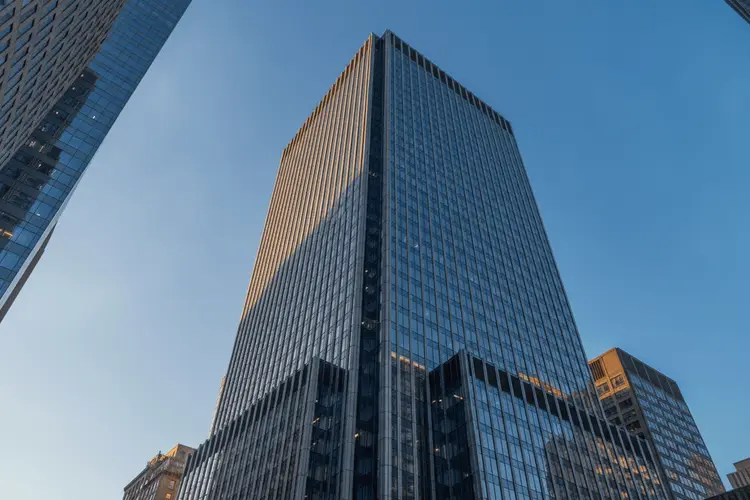 JPMorgan Chase erhöht Dividende um 10% und startet 50-Milliarden-Rückkaufprogramm