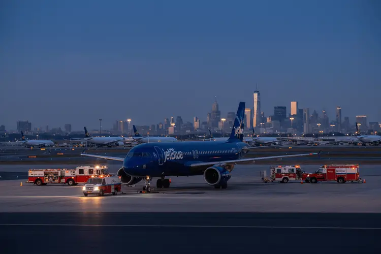 Triebwerksschaden: JetBlue-Notfall legt Flughafen Newark stundenlang lahm