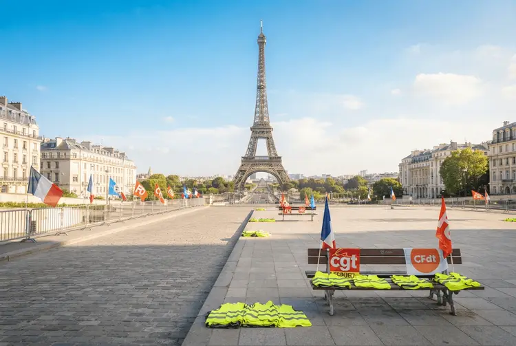 Frankreich in der Doppelkrise: Proteste und wachsende Finanzsorgen