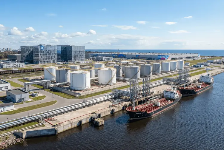 Ölanlagen bei tödlichem nächtlichen Angriff auf St. Petersburg getroffen