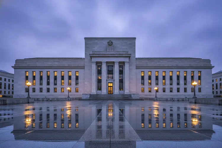 Fed könnte 2026 Zinsen erhöhen: Diese Aktien profitieren