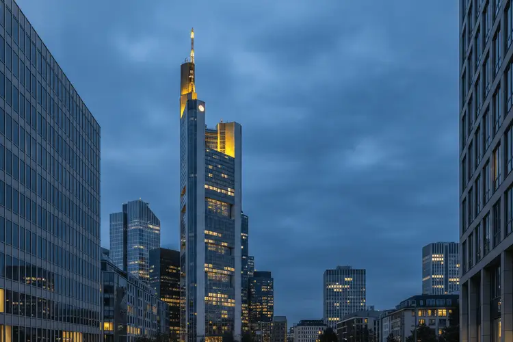 UniCredit nähert sich Mehrheitskontrolle bei Commerzbank trotz Widerstand