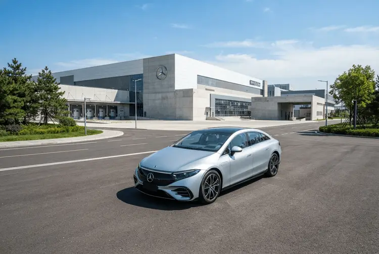 Mercedes-Benz hält an China fest trotz einbrechender Verkäufe und Gewinne