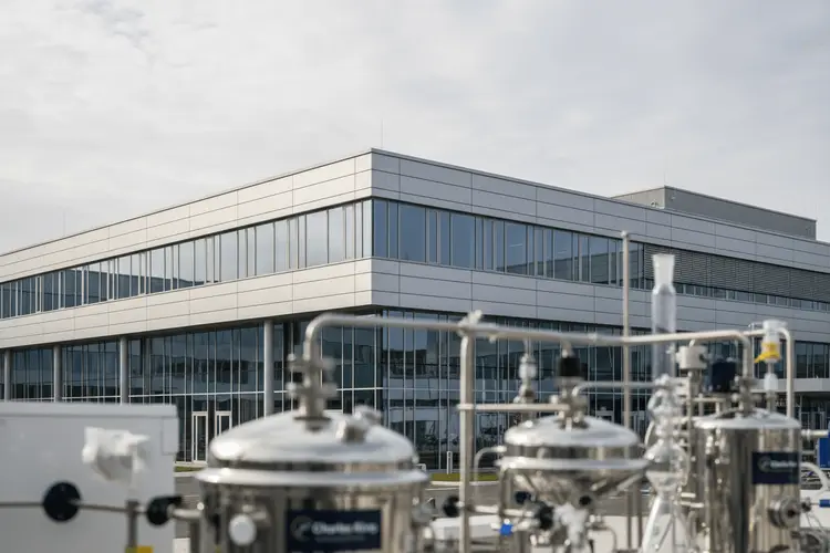 Charles River Laboratories verkauft zwei Sparten und hebt Gewinnprognose an