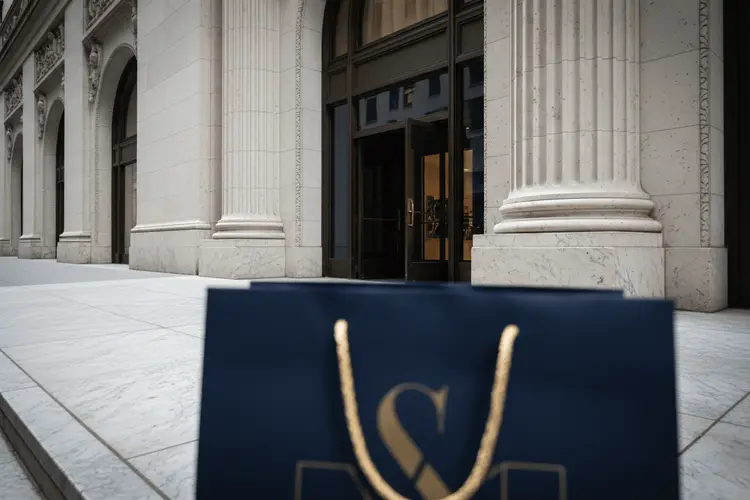 Saks Fifth Avenue schließt Filialen und halbiert sich in der Insolvenz