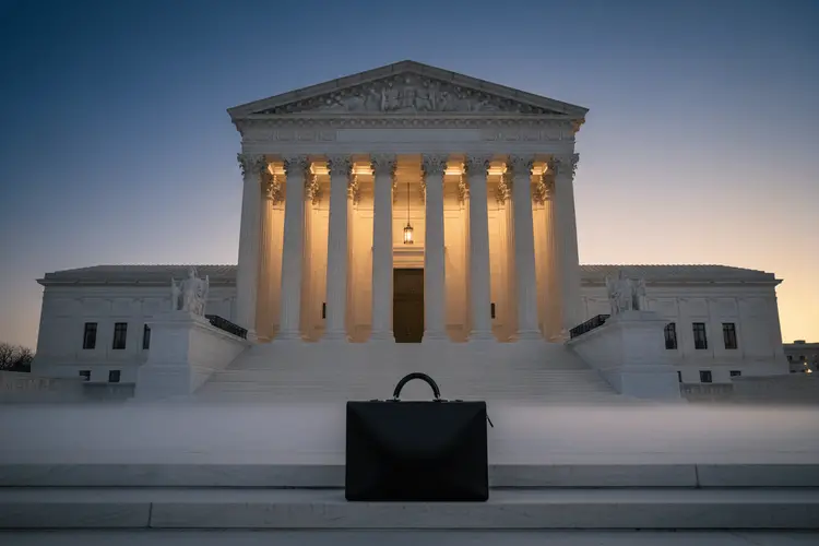 Powell verteidigt Teilnahme an Supreme Court Anhörung zu Cook-Entlassung