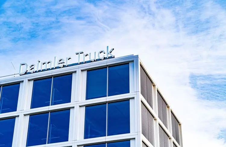 Amazon investiert in Elektro-Lkw von Daimler Truck