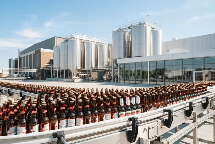 AB InBev erfüllt Gewinnprognosen, doch steigende Kosten belasten den Brauereikonzern