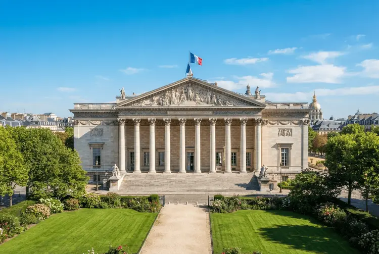 Frankreichs Krise vertieft sich: Investoren fliehen aus Anleihen, Aktien und Euro