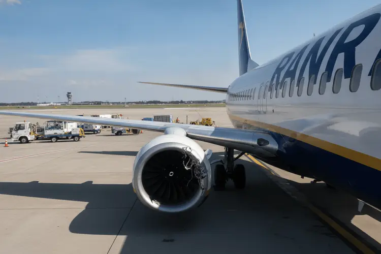 Ryanair-Vorfall: Triebwerksschaufel zertrümmert Fenster – Passagier herausgesaugt