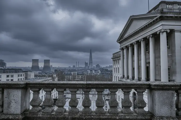 UBS sieht britisches Pfund durch Nahost-Konflikt gefährdet