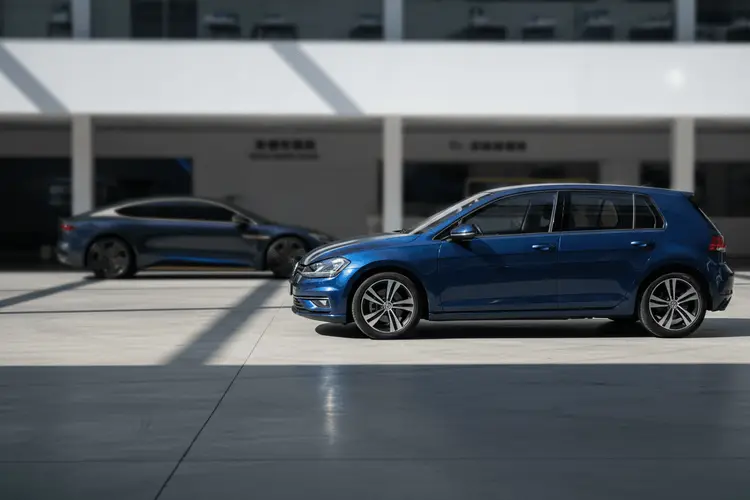 VW Golf mit 10.000 Euro Rabatt: Deutschlands Auto-Krise in China