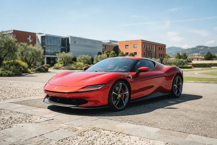 Bezos-Rat und Ive-Design prägten Ferraris erstes Elektroauto Luce