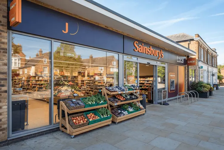 J Sainsbury hebt Gewinnprognose an – Aktie fällt dennoch