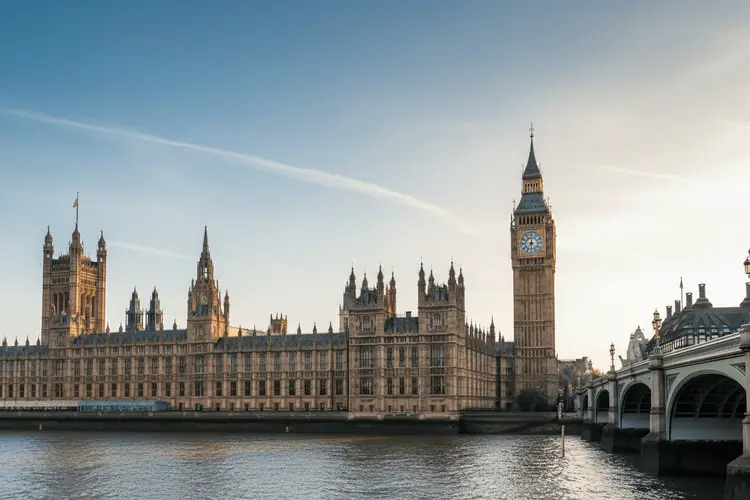 Britisches Pfund unter Druck: Politische Krise belastet Währung