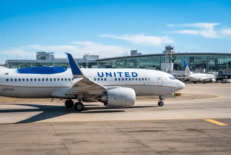 United Airlines senkt Gewinnprognose: Treibstoffpreise belasten, Passagiere buchen weiter