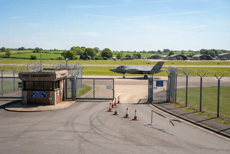 Britische Polizei verhaftet fünf Männer nahe US-Luftwaffenbasis