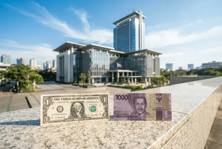 Rupiah vor größtem Wocheneinbruch seit Mai: US-Zinsen belasten