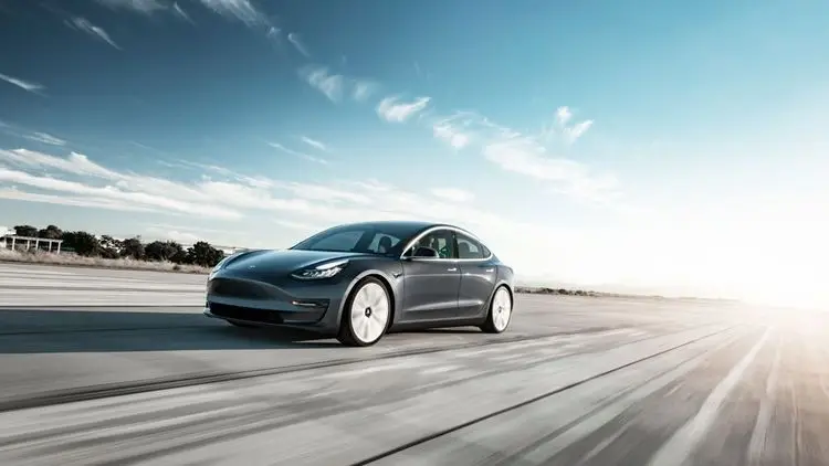 Tesla aktiviert die Fahrerkamera nun auch in den Modellen Y und 3