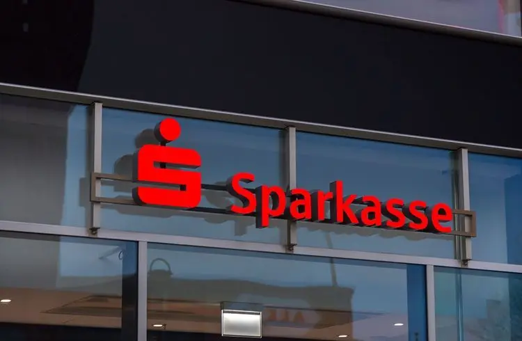 Verbraucherschützer setzen sich für Verbesserungen bei den Sparkassen ein