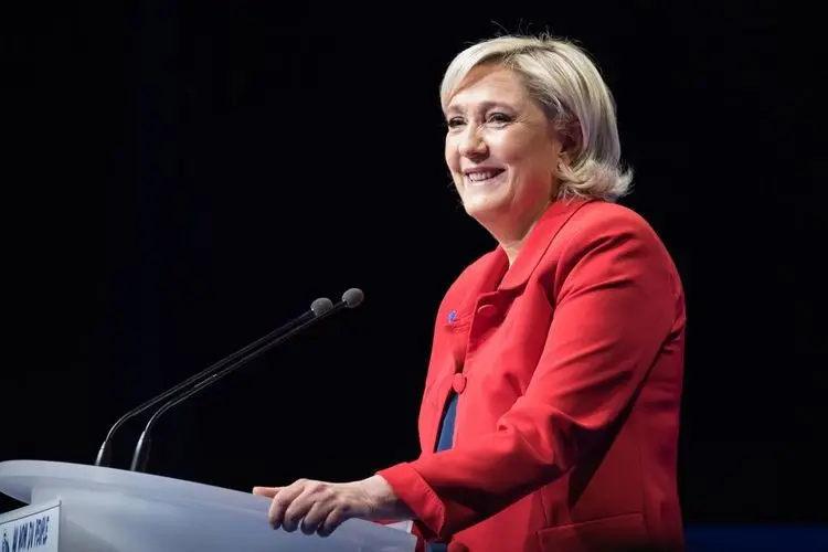 Emmanuel Macron beschuldigt Marine Le Pen, von Wladimir Putin abhängig zu sein