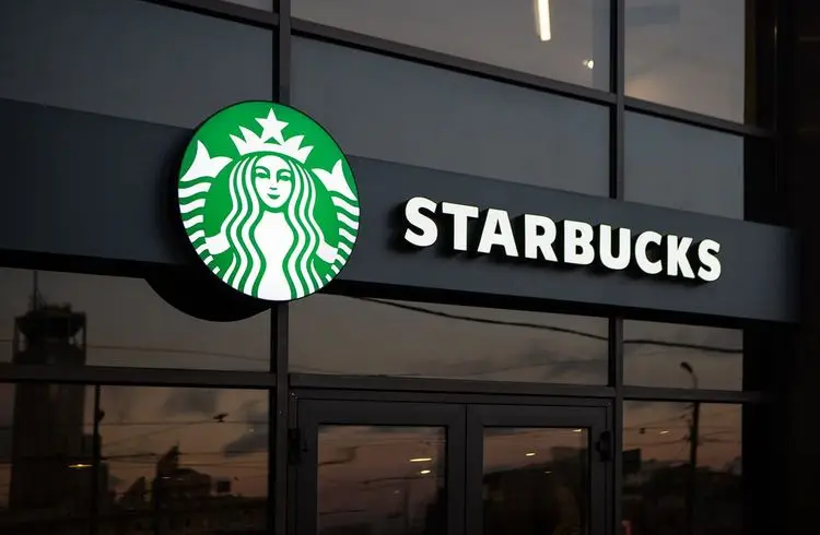 Howard Schultz verspricht Starbucks Erholung, nachdem die Kaffeekette "ihren Weg verloren" hat