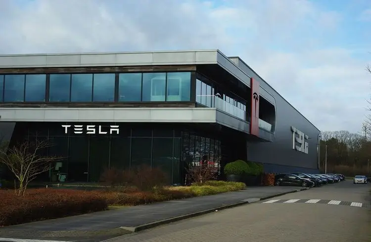 Tesla holt Airbnb-Mitgründer in Vorstand