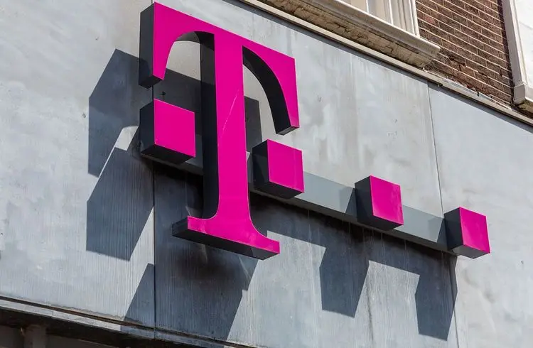 Telekom belohnt Aktionäre und investiert