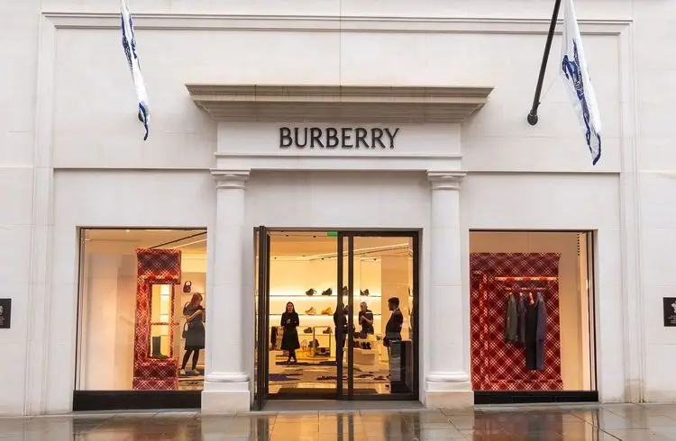 Burberry streicht weltweit 1700 Stellen