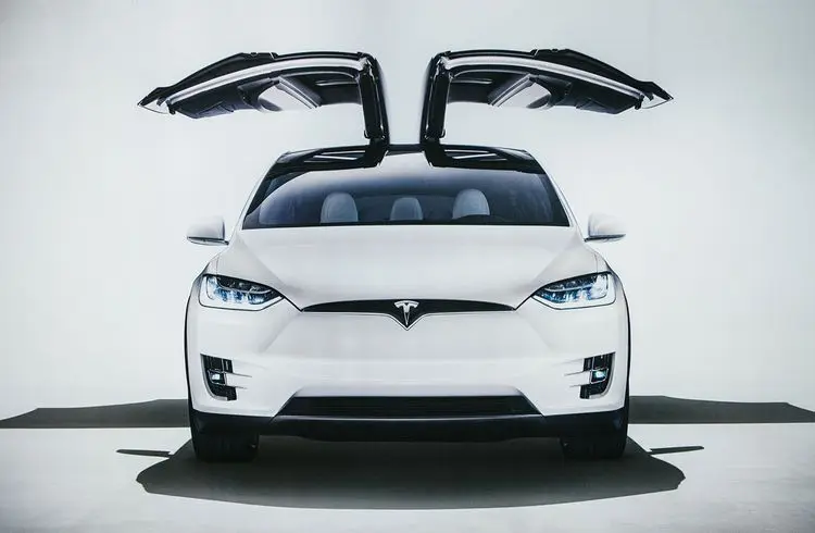 Tesla-Mitarbeiter alarmieren vor Autopilot-Fehlern